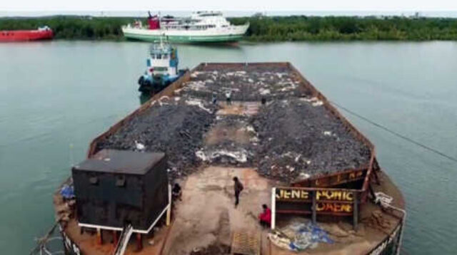 Kapal tongkang Samudra Bintan 90 yang mengangkut ribuan ton tin slag bersandar di dermaga Jety, Pangkalbalam, Kota Pangkalpinang