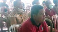 Dua mantan kepala pemerintahan di Desa Darat Sawah, Hayanto dan Irtawan menghadiri musyawarah serah terima aset desa pada Senin pagi