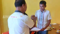 Tamsir Hasan (kanan) menerima surat mandat caretaker di sekretariat DPC IMO Bengkulu Selatan, pada Rabu 22 Februarai 2022 sore