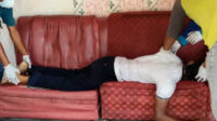 Mayat Yanto Pikul ditemukan terkapar di atas sofa sebuah kafe remang-remang, Kamis pagi. Polisi masih mencari penyebab spesifik kematian korban