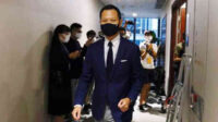 Aktivis pro-demokrasi Nathan Law usai diwawancarai wartawan di luar Pengadilan Banding Final setelah diberikan jaminan di Hong Kong, China, 24 Oktober 2017 silam