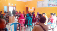 Pengarahan sebelum penyaluran bantuan bibit tanaman, pupuk dan pestisida di Kantor Desa Suka Bandung