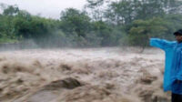 Istri Kades dan 5 petani terseret banjir bandang, 2 selamat, 4 hilang